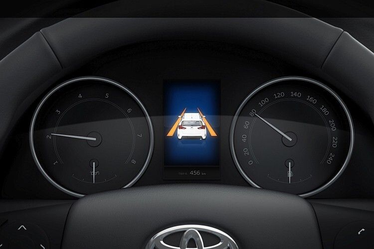 Der Fahrbahnassistent warnt beim Wechsel der Spur, wenn kein Blinker gesetzt wurde. (Grafik: Toyota)