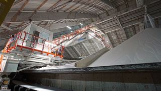 Der Portalkratzer trägt das Schüttgut schichtweise von der Seitenböschung ab und führt es mit einer Leistung von 600 t/h durch einen Vorbrecher auf einen Gurt­förderer. (Bild: Beumer Group)