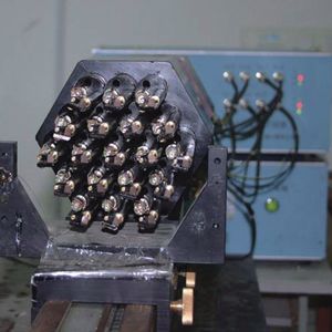 Das parallel kontrollierbare Glasfaser-Positioniersystem erlaubt die gleichzeitige Feinjustage der Fasern