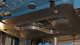 Blick in ein Presshärtewerkzeug: Um die notwendigen Eigenschaften zu erreichen, werden die Oberflächen, die das heiße Blech berührt, mittels Plasmanitrieren gehärtet. (Bild: Itasse)