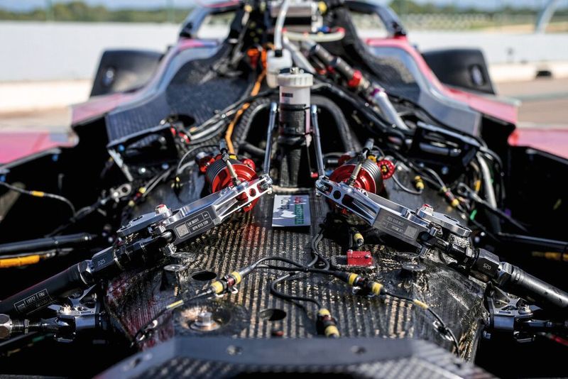 Schließlich bringt der 900 Kilogramm schwere Rennwagen 340 PS auf die Straße. (Audi)