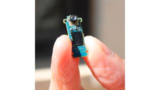 Mit diesem 15 mm x 6 mm großen optische Vocal-Zoom-Sensor lassen sich Vibrationen aus einer Distanz von bis zu drei Metern berührungslos messen. Die Ausgangsdaten des Sensors erlauben eine kontinuierliche Überwachung des Zustands von Maschinen in Szenarien wie Industrie 4.0, IIoT und Predictive Maintenance. (AMS Technologies)