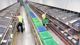 Bei TJ Morris werden die Mitarbeiter in der Kommissionierzone ständig mit leeren Behältern versorgt und kommissionieren mehrfache Aufträge per Pick by Voice.  (Bild: SSI Schäfer)