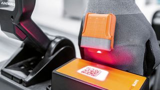 Pro-Glove ist bei Festo in der Logistik im Einsatz: Die Fahrer der Routenzüge nutzen das Wearable für die Warenentsorgung in der Montage. (Bild: Festo AG & Co. KG)