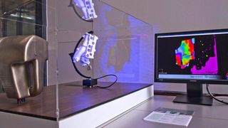 Mit der neuen Vermessungs-technik lassen sich 400 Bilder pro Sekunde projizieren und daraus 40 dreidimensionale Bilder pro Sekunde erzeugen. (Bild: Fraunhofer IOF)