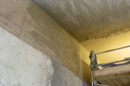 (Tunneldecke sowie der erste Meter Wand abgehend von der Decke: Der Rathaustunnel in Lüdenscheid musste auf einer Länge von rund 350 Metern brandschutztechnisch entsprechend den heutigen Anforderungen ertüchtigt werden. Bild: Jan Stephan Hubrich/maxit)