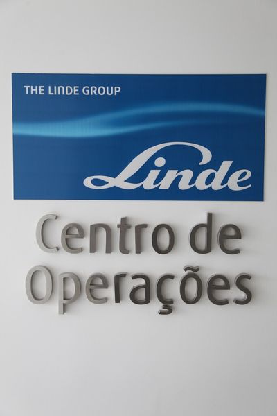 In der Leitwarte des Remote Operations Center werden die dezentralen Leitsysteme Simatic PCS 7 über Virtualisierungstechnologie und Remote-Desktop-Funktionen an den Server angebunden. (Bild: Siemens/Ute Forstner)