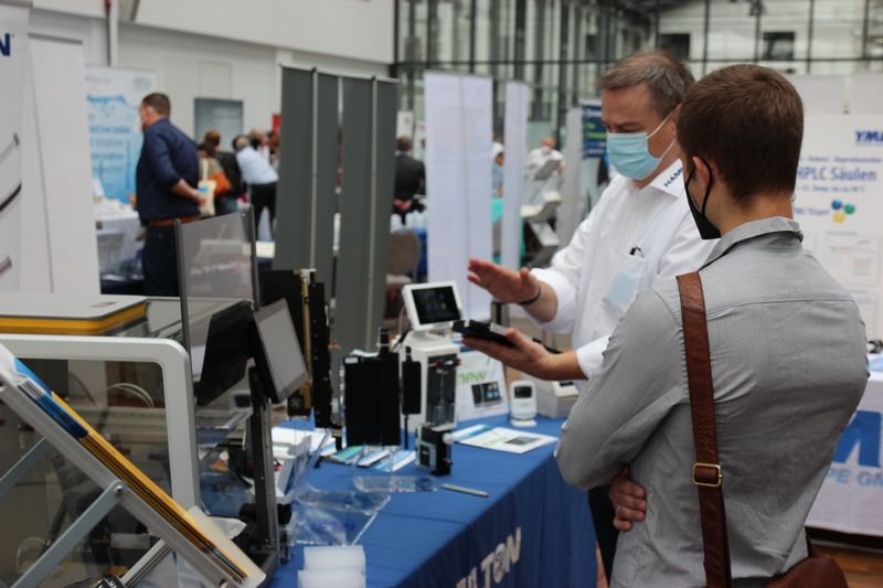 Impressionen der LAB-SUPPLY Berlin 2021Die Aussteller lassen keine Fragen offen. Mit Händen und Füßen erklären sie Interessierten die Geräte.  Weitere Infos zu den kommenden LAB-SUPPLY-Messen finden Sie auf www.lab-supply.info.  (LABORPRAXIS, Lüttmann)