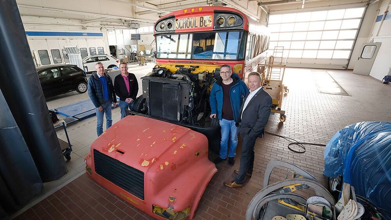 In Hameln treffen sich  (v. l.) Mark Düwel, Betriebsleiter Firma Schierling Karosserie und Lackierbetrieb; Peter Dreyer, Landesinnungsmeister vom Landesinnungsverband des Fahrzeug- und Karosserie-Handwerks; Thorsten Brändle, Technischer Leiter, und Thomas Schacht, Vorstandsmitglied Landesverband Niedersachsen-Bremen, um die Fortschritte beim Umbau des Busses zu besichtigen.   (Bild: Holger Zietz - VCG)