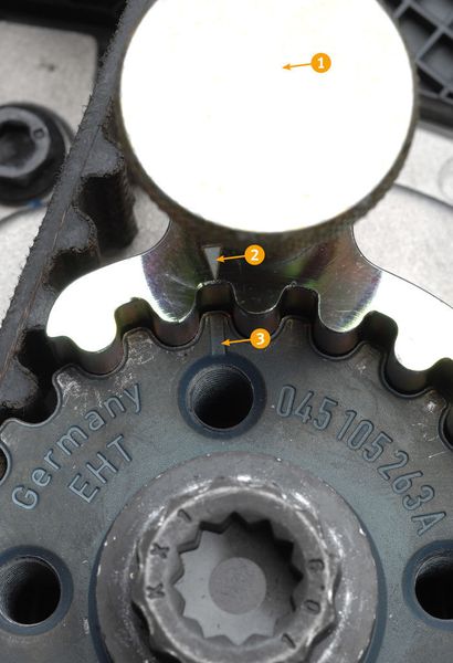 Bild 2: Blockierwerkzeug Kurbelwelle (OE T 10050) einsetzen (Nr. 1). Markierungen von Kurbelwelle und Kurbelwellen-Blockierwerkzeug müssen fluchten (Nr. 2 und 3). Blockierwerkzeug Kurbelwelle: Zapfen muss bündig in der Bohrung sitzen. (Archiv: Vogel Business Media)