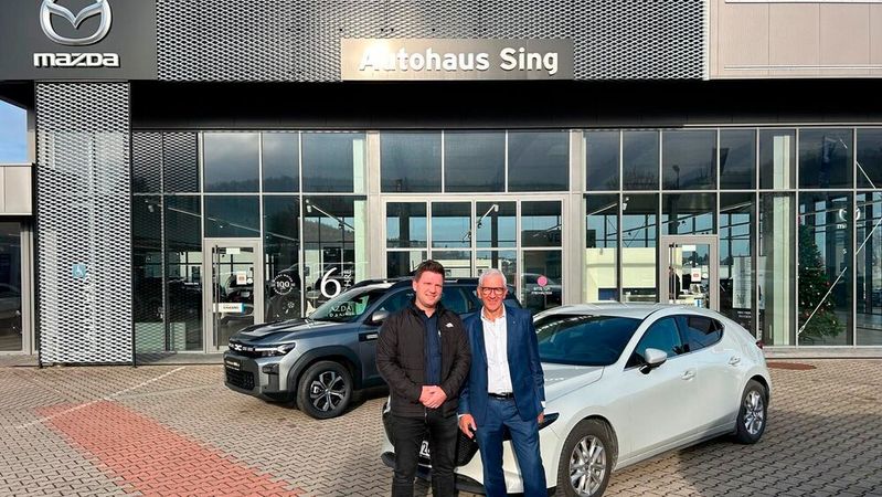 Stefan Sing, Geschäftsführer Autohaus Sing (li.), und Thomas Kummich, geschäftsführender Gesellschafter der Kummich Fahrzeugwelt, vor dem übernommenen Mazda-Betrieb. (Bild:  Autohaus Kummich)