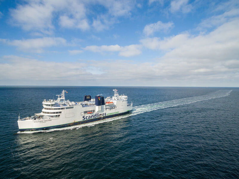 Die Reederei ist weltweit die erste, die ein Hybrid-Antriebssystem dieser Größenordnung an Bord einsetzt, welches überschüssige Energie in Batterien speichert. Das Antriebssystem stammt von Siemens. (Siemens)