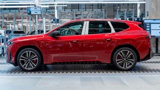Bremse China! BMW muss einen Gewinneinbruch erleiden, was das zweite Quartal betrifft. Und jüngst wurde darüber informiert, dass rund 8.000 Stellen weltweit gestrichen werden sollen. Eine Schlankeitskur und neue Modelle, wie hier der iX3, sollen das Ruder herumreißen ... (Bild: BMW)