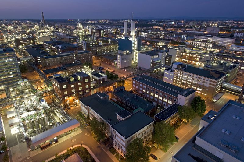 Platz 1: BASF, Deutschland   Mit 73,5 Milliarden Euro Umsatz in 2011 ist BASF unangefochten das größte Chemieunternehmen weltweit. In der vom US-amerikanischen Wirtschaftsmagazine Fortune veröffentlichten „Fortune Global 500“ Liste der 500 umsatzstärksten Unternehmen der Welt reichte es für BASF dennoch 