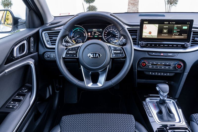 Das Kombiinstrument wurde um eine Akkustands-Anzeige erweitert und gibt Auskunft über die Leistungsabfrage beziehungsweise die beim Bremsen und Ausrollen zurückgewonnene Energie. (Bild: Kia)