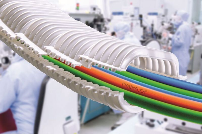 Das Ober- und Unterteil der E-Skin verbinden sich sofort zu einer dichten, reinraumtauglichen und selbsttragenden Energieführung.  (Igus)