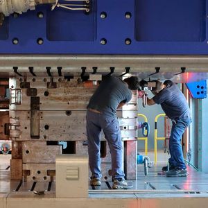 Rüsten eines mittelgroßen Werkzeugs auf der MIL 409. Die neue Tuschierpresse verfügt über eine Tischgröße von 4000 x 4000 Millimetern. Insgesamt dürfen die Formen bis zu 180 Tonnen wiegen. Damit kann die Tuschierpresse auch sehr große und schwere Gigacasting-Werkzeuge effizient und sicher handhaben. (Bild:  Maschinenmarkt/rw)