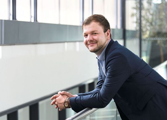 Jan Reich vom Fraunhofer IESE: „In den nächsten fünf Jahren wird sich das hochautomatisierte Fahren voraussichtlich vor allem durch die Weiterentwicklung und breitere Anwendung von Fahrerassistenzsystemen der Stufen 2 und 3 weiterentwickeln“.(Bild:  Fraunhofer IESE)