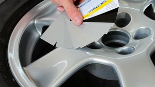Der FLK-Farbfächer hilft dem Anwender beim Finden des richtigen Felgen-Farbtons. (Cartec Autotechnik Fuchs)