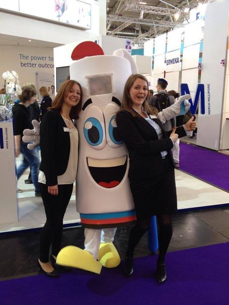 Impressionen von der diesjährigen Analytica 2014 in München. und beim Flirten mit dem Merck Millipore-Maskottchen.  Weitere aktuelle Bilder und Nachrichten finden Sie auf unserer Landingpage zur Analytica, in unserem Visitorguide zur Messe oder in den kommenden Tage auch auf der Bildergalerie-Übersichtsseite . (Bild: LABORPRAXIS)