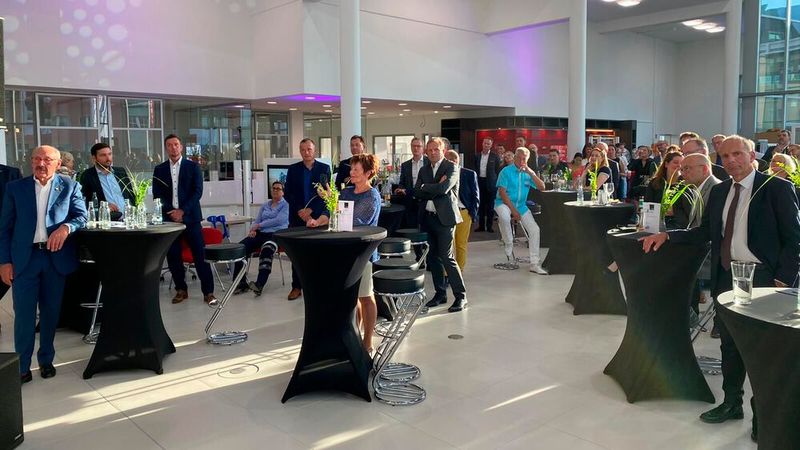 Die geplanten Einweihungspartys mit Kunden und Mitarbeitern mussten Coronabedingt ausfallen. Offziell eröffnet wurde das neu gebaute Autohaus im Beisein von rund 100 Geschäftspartnern.  (Bild: Autolevy)