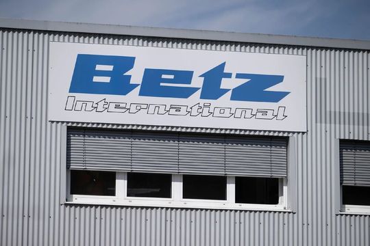 Die Spedition Betz International ist bekanntlich insolvent. Doch nun kommen gute Nachrichten vom Insolvenzverwalter, denn das kränkelnde Unternehmen wurde von Aventra übernommen ...(Bild:  Ma. Murat / dpa)