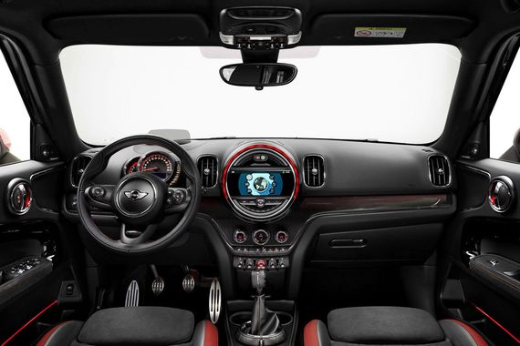 Auch im Innenraum des Mini Countryman JCW geht es sportlich zu. 