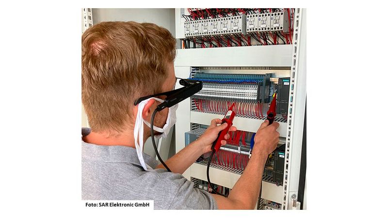 Assisted-Reality-Brillen sorgen für eine kontaktlose Kundenbetreuung, Wartung und Systemabnahme. Das hilft auch beim Schaltschrankbau, obwohl es da ja auf gute Kontakte ankommt... (Bild: SAR Electronik)