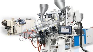 Der Krauss-Maffei-Berstorff-Doppelschneckenextruder KMD 114-32/P links in Monoextrusionsvariante und rechts daneben nach dem Upgrade mit zwei konischen Coextrudern in Doppelstrang nebst C6-Steuerung. (Kraus-Maffei Berstorff)