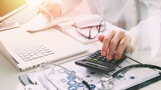 Die aktuell gültigen Gebührenordnungen im Gesundheitswesen stammen zum Teil noch aus den späten 1980er Jahren. (© everythingpossible - stock.adobe.com)