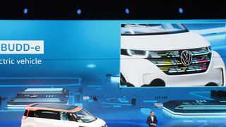 VW-Markenvorstand Herbert Diess stellte auf der diesjährigen CES in Las Vegas die Elektrobus-Studie Budd-e vor. (Foto: Ampnet)