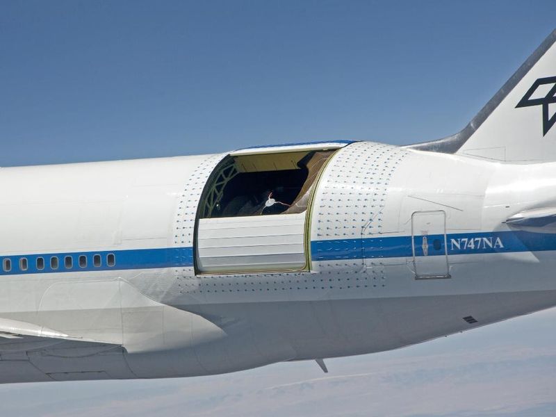 Das Foto zeigt gut den unteren Teil der Luke, der wie ein Rollo eingefahren wird (NASA)