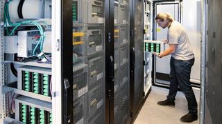 Bild 3: Einschubvorgang im Batterie-Rack; acht Racks mit jeweils 13 Modulen liefern eine Speicherkapazität von 200 kWh. (Bild: Phoenix Contact)
