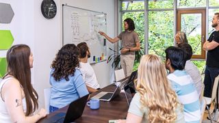 Mitarbeitende müssen den Nutzen, die Grenzen und den sicheren Einsatz generativer KI verstehen.  (Bild: Selectcode)