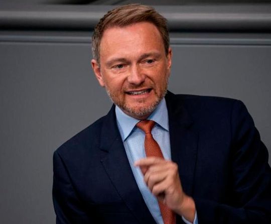 Das Kabinett hat gestern ein Entlastungspaket für die geplagte Wirtschaft beschlossen. Das reiche vielen jedoch nicht. Christian Lindner hält dagegen: „Wachstum können wir nicht mit immer neuen steuer- und kreditfinanzierten Ausgabenprogrammen herbeisubventionieren.“ Das Kabinett hat gestern ein Entlastungspaket für die geplagte Wirtschaft beschlossen. Das reiche vielen jedoch nicht. Christian Lindner hält dagegen: „Wachstum können wir nicht mit immer neuen steuer- und kreditfinanzierten Ausgabenprogrammen herbeisubventionieren.“