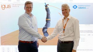 Christian Meyer (links), Geschäftsführer Commonplace Robotics, zusammen mit Frank Blase, CEO von Igus. (Bild: Igus GmbH)