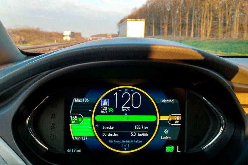 Bei gemäßigter Fahrweise auf der Autobahn reicht eine Kilowattstunde für rund 5,3 Kilometer – wobei die Angabe hier eine Momentaufnahme auf einem ebenen Autobahnstück ist. (Bild: Thomas Günnel/Automobil Industrie)