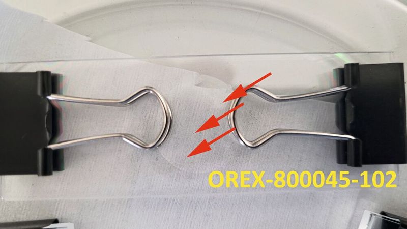 Die Proben, die im Transmissionsmikroskop des Schwiete Cosmo-Lab der Goethe-Universität analysiert wurden, sind kaum sichtbar. Die Pfeile deuten auf einige der Proben.  (Bild: Foto (ohne Pfeile): NASA)