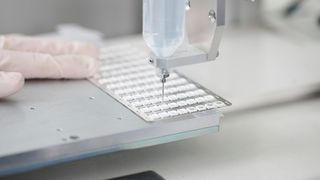 Die neuen NRI-Vergussmassen LUMISIL 740 und
LUMISIL 770 von Wacker schützen den empfindlichen Halbleiterchip von Leuchtdioden
wirksam vor Umwelteinflüssen. (Wacker)