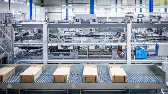 Die KHS Innopack Kisters TSP Advanced erlaubt Anwendern maximale Flexibilität: Sie verpackt PET- und Glasflaschen sowie Dosen in Tray, Folie, Tray und Folie sowie Pad und Folie.(Bild:  KHS)