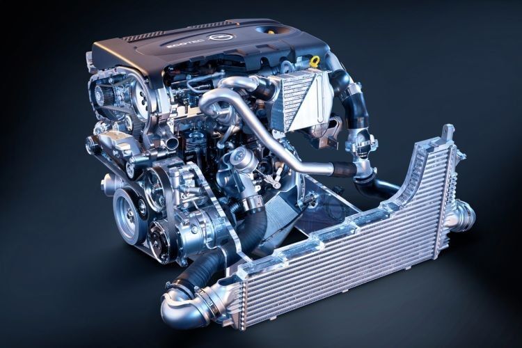 Der Bi-Turbo-Dieselmotor: Im Vordergrund der große Luft-/Luft-Ladeluftkühler des großen Turboladers. Oben, nahe am Zylinderkopf, der kleine „Hochdrucklader“ mit dem wassergekühlten Ladeluftkühler. (Foto: Opel)