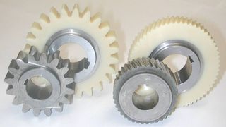 1   Mit Low-loss-Auslegung den Verlust reduzieren: Lauramid-Stahl-Zahnräder mit Standardverzahnung (links) und Low-loss-Verzahnung (rechts). Bilder: Handtmann Elteka (Archiv: Vogel Business Media)