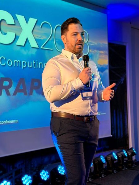 Herausforderung gemeistert: Die Classic-Partner präsentierten sich und ihre Tech-Expertise in jeweils drei Minuten. Mit dabei: Miklós Csécsi von Rapid7. (Bild: Vogel IT-Akademie)