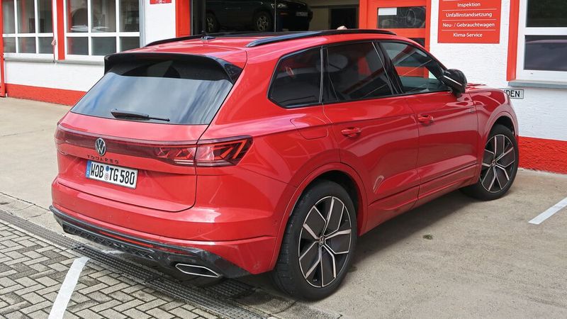 Die relative Unauffälligkeit des VW Touareg III wird durch die Lackierung des Testwagens in Chilirot-Metallic (Aufpreis: 1.090 Euro) konterkariert.(Bild:  Diehl – VCG)