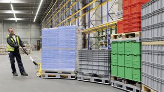 Aneinander gekoppelt können mehrere Rollpaletten sogar einen Routenzug bilden. (Bild: SSI Schäfer)