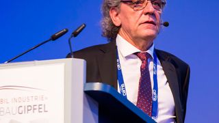 Robert Köhr, Leiter Entwicklung Aufbau bei der Porsche AG, bei seinem Vortrag zum Modularen Standardantrieb Baukasten auf dem Leichtbaugipfel 2017. (Stefan Bausewein)