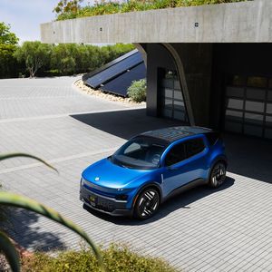 In der Fünfsitzer-Version gibt es vorn eine Mittelkonsole. Die fällt bei sechs Sitzen weg. Dann finden zwei Passagiere auf dem Beifahrersitz Platz. Der Pear (Birne) bietet auch Stauraum unter der Fronthaube, die lässt sich jedoch nicht öffnen. Wie eine Schublade zieht man unter der Haube ein Staufach wie eine Schublade auf. (Bild:  Fisker)