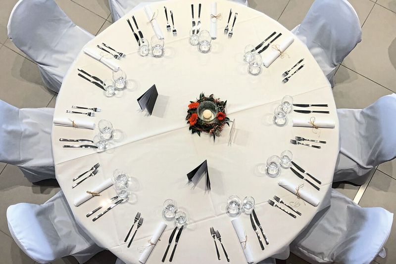 Am Freitagabend gehörte der Showroom den festlich gedeckten Tafeln. (Bild: Früchtl)