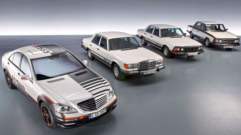 ESF-Ahnengalerie: Das Experimental-Sicherheits-Fahrzeug ESF 13 aus dem Jahr 1972 (rechts) sowie (von rechts nach links) ESF 22a (1973), ESF 24 (1974) und ESF 2009 (2009). Studioaufnahme anlässlich des „TecDay Safety 2009“. (Bild:  Mercedes-Benz )
