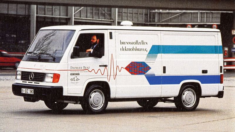 Mercedes-Benz Necar 1 aus dem Jahr 1994: Das „New Electric Car“ ist das erste Brennstoffzellenfahrzeug, das unter Alltagsbedingungen funktioniert. Es basiert auf einem MB 100. Mercedes-Benz Necar 1 aus dem Jahr 1994: Das „New Electric Car“ ist das erste Brennstoffzellenfahrzeug, das unter Alltagsbedingungen funktioniert. Es basiert auf einem MB 100.
